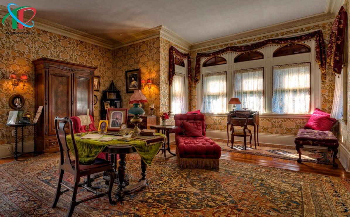 giay-dan-tuong-phong-khach-chung-hoa-tiet-hoang-gia