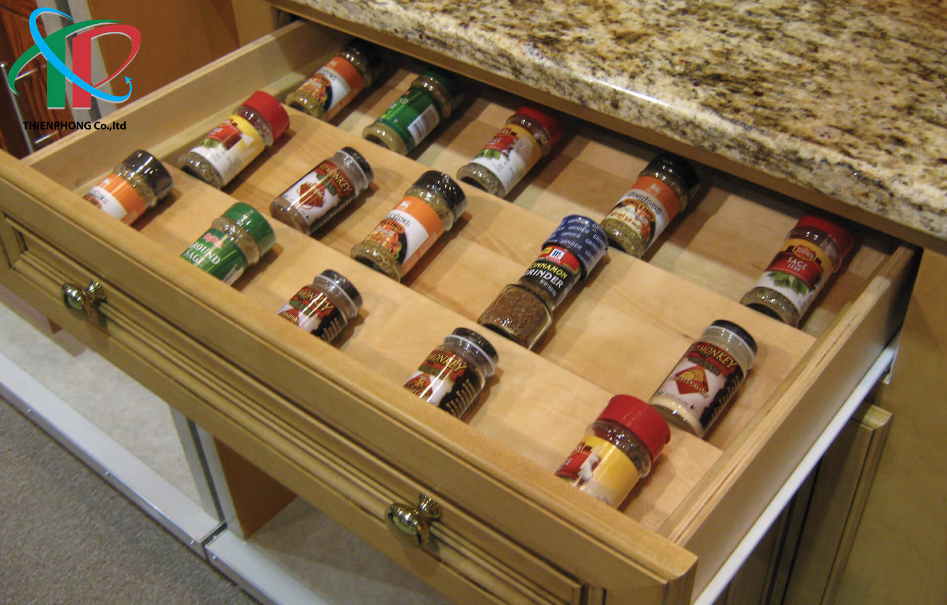 meo-sap-xep-nha-bep-gon-gang-su-dung-kep-quan-ao-de-treo-khan-lau-bep-cat-gia-vi-trong-ngan-keo