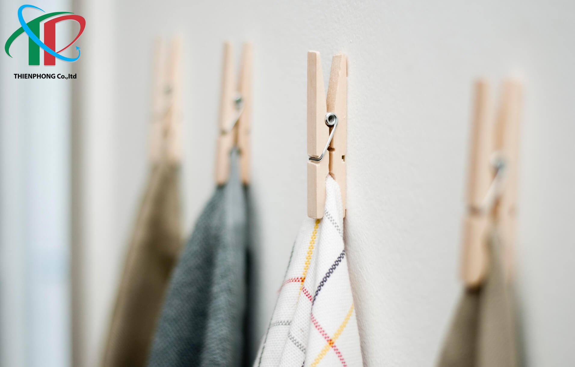 meo-sap-xep-nha-bep-gon-gang-su-dung-kep-quan-ao-de-treo-khan-lau-bep