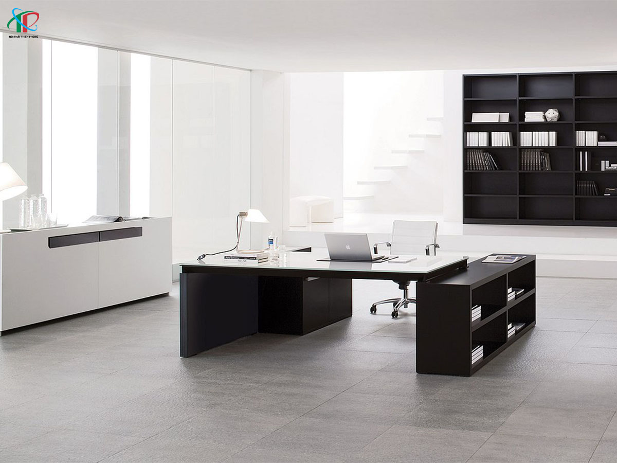 khong-dat-ban-lam-viec-giua-phong